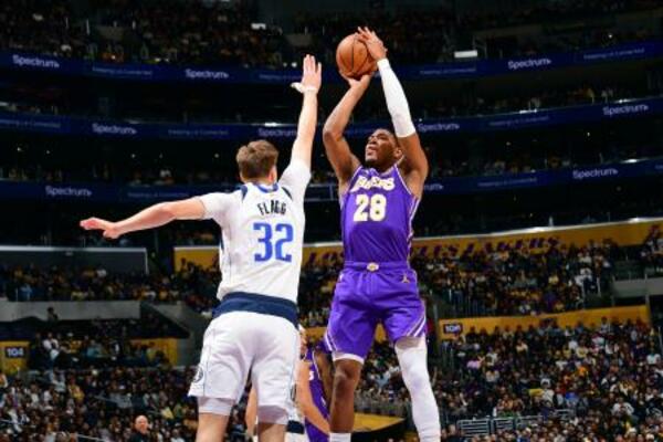 　マーベリックス戦でシュートを放つレーカーズの八村＝ロサンゼルス（ＮＢＡＥ・ゲッティ＝共同）