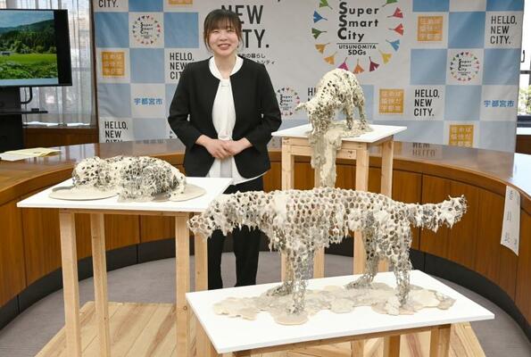 エスペール賞に輝いた五月女さんと表彰式会場に展示された「ｔｈｅ　ｄｏｇ　ｓｅｒｉｅｓ」の３作品