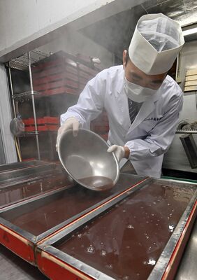 最盛期を迎えている水ようかん作り＝22日午前10時45分、日光市中鉢石町
