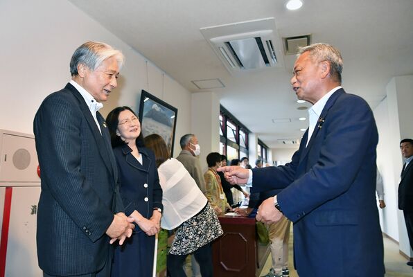 福田氏（左）を激励する高橋参院議員。福田氏は高橋氏を後継候補に思い描いていた＝21日夜、宇都宮市駒生１丁目