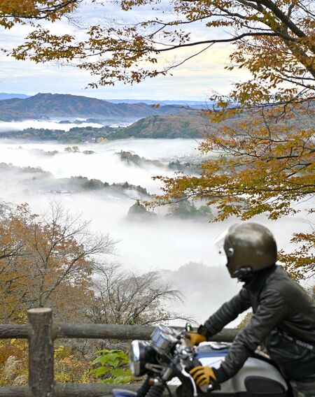 紅葉した鎌倉山から望む雲海＝18日午前７時10分、茂木町九石