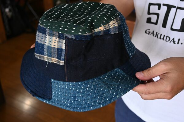 １００年以上前の古布に刺し子をあしらった「ＢＯＲＯ」シリーズのハット