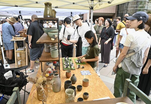益子焼を買い求める人たちで賑わったイベント=20日午前、東京都渋谷区