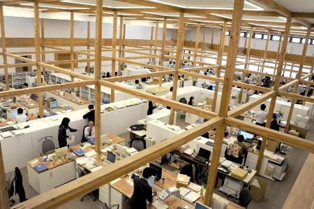 　100％地元産木材を利用した北海道当麻町の新庁舎＝2020年３月