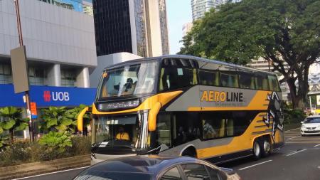 　クアラルンプール市内を走るシンガポール行きの長距離バス＝１１月３日