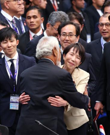日ASEAN首脳会議に出席し、東ティモールのグスマン首相(手前左)と言葉を交わし抱き合う高市首相=26日、マレーシア・クアラルンプール(代表撮影・共同)