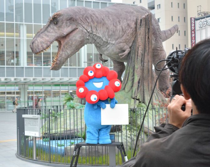 大阪・関西万博の開幕カウントダウン撮影で福井駅周辺を訪れた公式キャラクター「ミャクミャク」=昨年11月、福井市内