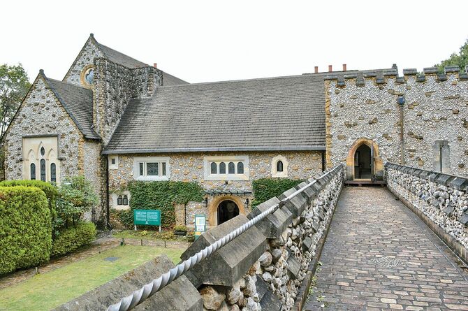 館内には1800年代中心のアンティークステンドグラスが展示