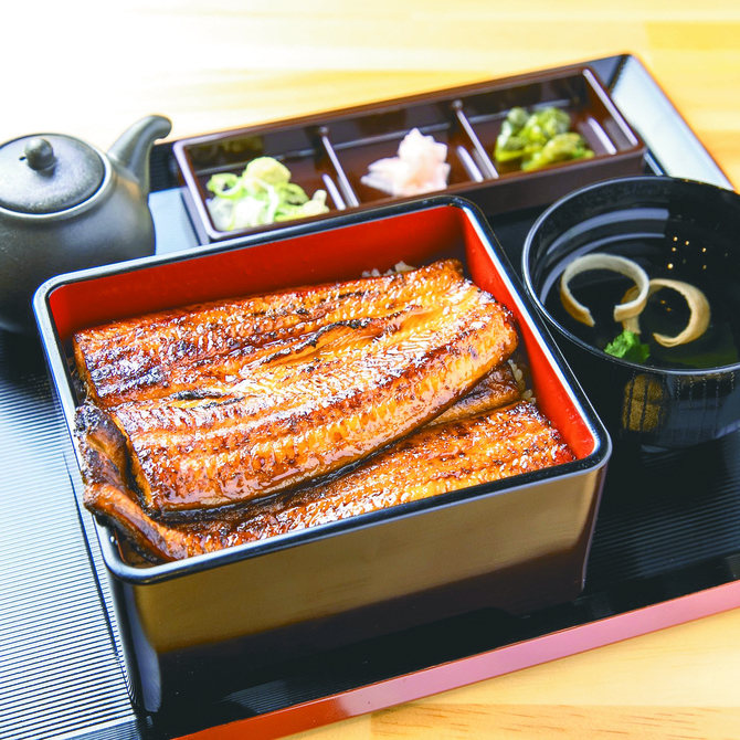 ニホンウナギが丸々1尾分！重箱からはみ出るぜいたくな「うな重」（松・2600円）