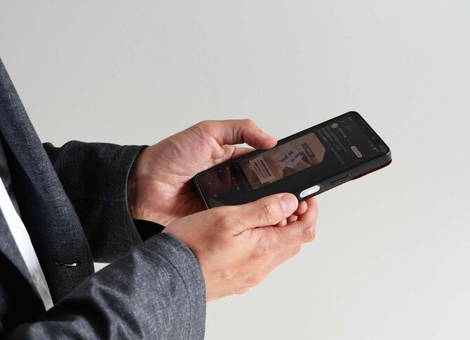 選挙関連のＳＮＳのスマートフォン画面。投票日に特定の候補者への投票を呼びかける投稿は公選法違反となる恐れがある