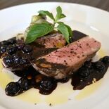皮目カリッと、うまみ濃厚　カモのフライパン焼きブルーベリーソース　イタ…
