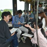 LRTの中で学生が議論　投票率、どうしたら上がるか　選挙啓発へ宇都宮市選管が企画