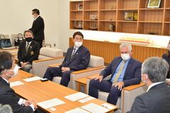広澤克実さんが小山市役所など訪問　女子野球の国際大会開催へ