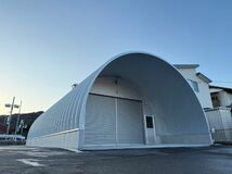 ～建築コスト革命！鉄骨造の約半分のコスト　柱・梁なしの大空間「スチールアーチ」～