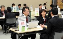 県内就職目指し真剣に／計５４社参加／学生ら県庁で面接