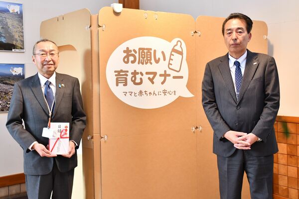 授乳室を寄贈した日本道路建設業協会関東支部の根本常任幹事（右）と相馬市長