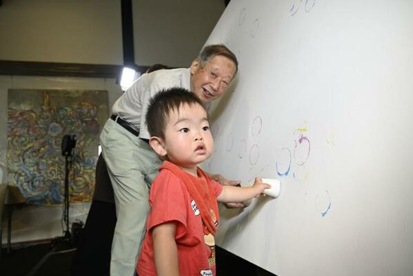 キャンバスに円状の点を描く渡辺会長と綱舜ちゃん