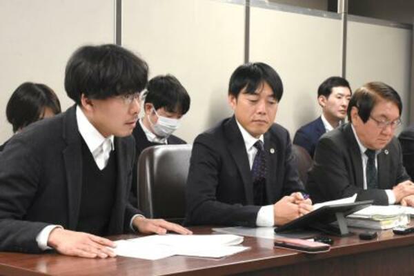 意見陳述後、記者会見する野浪行彦さん(手前左)=28日午後、東京・霞が関の司法記者クラブ