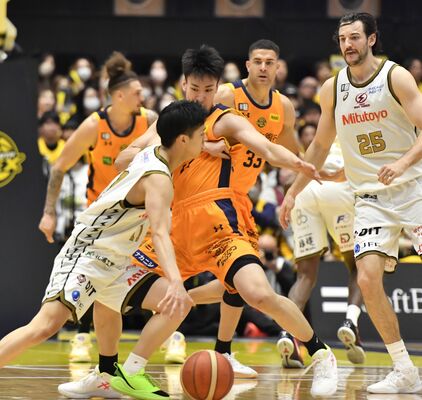 第１クオーター、体を張って相手を食い止めるブレックスの高島＝ブレックスアリーナ宇都宮、鈴木久崇撮影