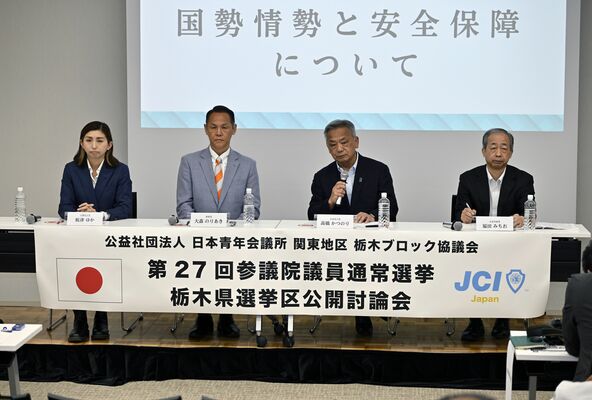 公開討論会で論戦を交わした（左から）板津氏、大森氏、高橋氏、福田氏＝24日午後８時15分、宇都宮市宮みらい、森田大地撮影