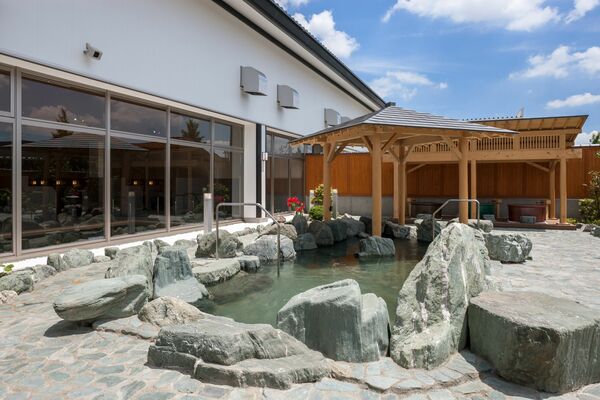 本県で１位にランクインした「宮の街道温泉　江戸遊」の露天風呂＝2019年