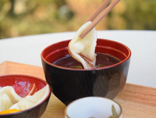 初春、期間限定で販売される「耳うどんおしるこ」
