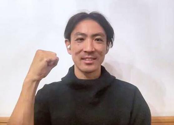 オンラインで取材に応じ、ガッツポーズするノルディックスキー複合の渡部暁斗=26日