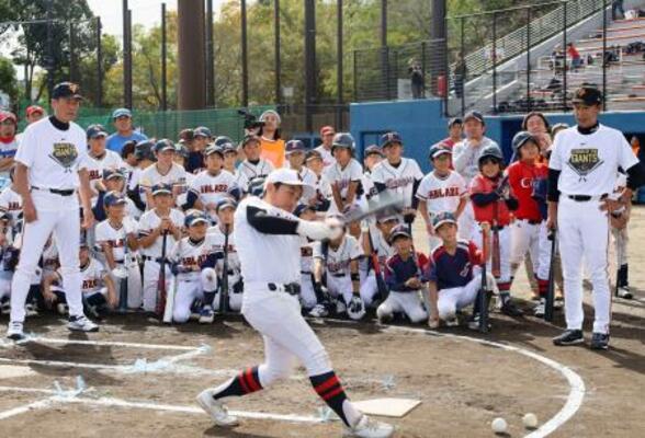 　野球教室で打撃の指導をする中畑清さん（左端）と篠塚和典さん（右端）＝１日午前、千葉県佐倉市