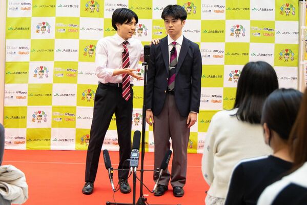 優勝した漫才コンビ「カバザクラ」