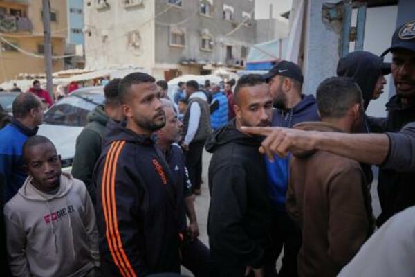 　２５日、パレスチナ自治区ガザ中部デールバラハの地方選の投票所に並ぶ人たち（ＡＰ＝共同）