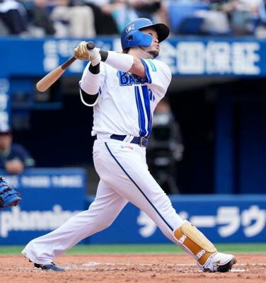 　２回ＤｅＮＡ１死二、三塁、戸柱が決勝の右犠飛を放つ＝横浜