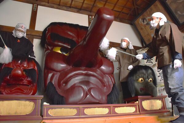 光丸山で行われた大天狗面のすす払い