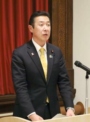 アイヌ民族の支援策を議論する会合を終え、取材に応じる黄川田アイヌ施策相=13日午後、札幌市