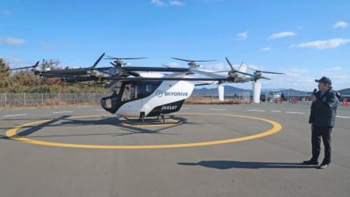 空飛ぶクルマの飛行試験場。右はスカイドライブの福原裕悟執行役員=30日午前、山口市