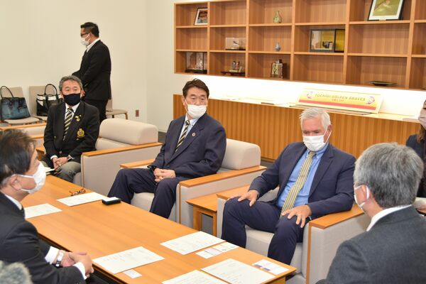 市役所を訪れた（左から）那須事務総長、広澤理事長、キー会長