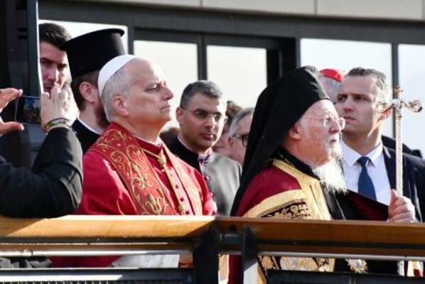 トルコ・イズニクで開かれた式典に出席したローマ教皇レオ14世(左)ら=28日(共同)