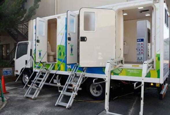 　大阪府交野市の青年の家に設置予定のトイレトラック＝３日午後