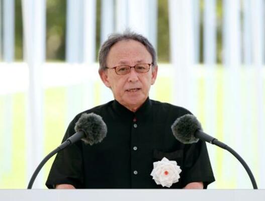 沖縄全戦没者追悼式で平和宣言を読み上げる沖縄県の玉城デニー知事=23日午後、沖縄県糸満市の平和祈念公園