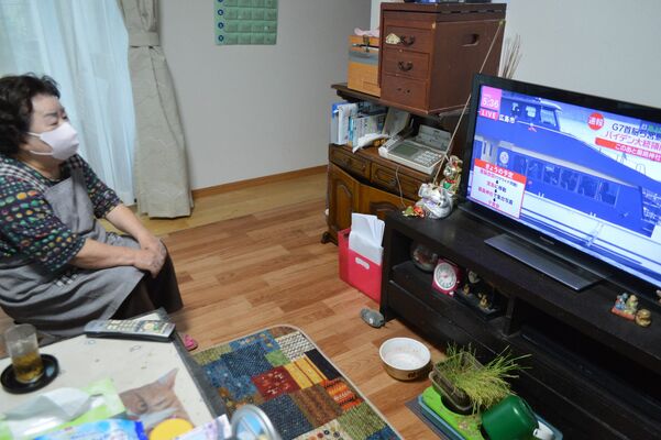 Ｇ７広島サミットに関するニュース番組を見つめる木村さん＝19日午後５時35分、小山市東城南４丁目
