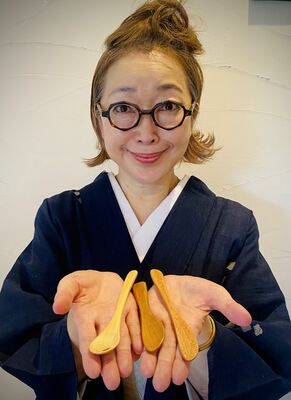 制作したカトラリーを手にする原さん