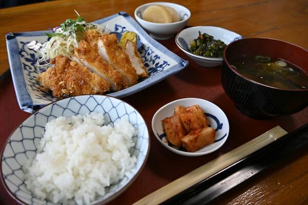地物を使った手作りの味が楽しめる「チキンカツ定食」