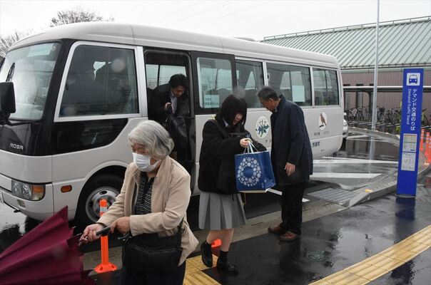 芳賀工業団地ＴＣに到着した実証実験のバスから降りる乗客