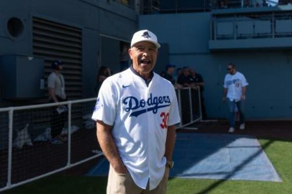 ドジャースタジアムで報道陣と会話を交わすデーブ・ロバーツ監督=1月31日、ロサンゼルス(AP=共同)