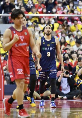 逆転負けを喫し、ぼう然とするブレックスの遠藤（右）＝千葉県船橋市の船橋アリーナ