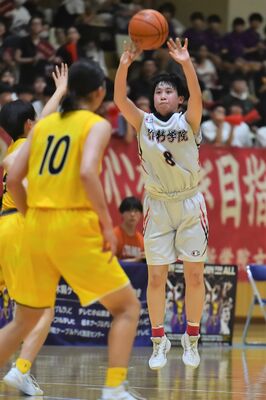 バスケットボール女子　作新－矢板中央決勝　第３クオーター、作新の篠崎（右）がシュートを放つ＝マルワ・アリーナとちぎ