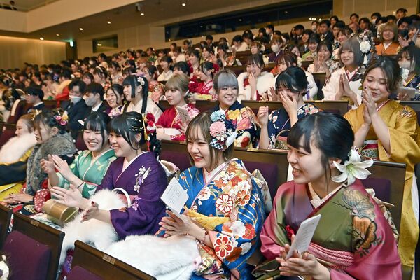 中学時代の恩師が登場し、笑顔を見せる参加者ら