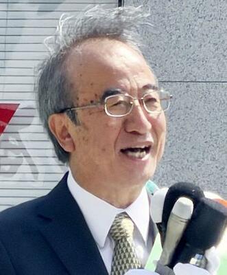 街頭演説する花角英世氏=14日午前、新潟市