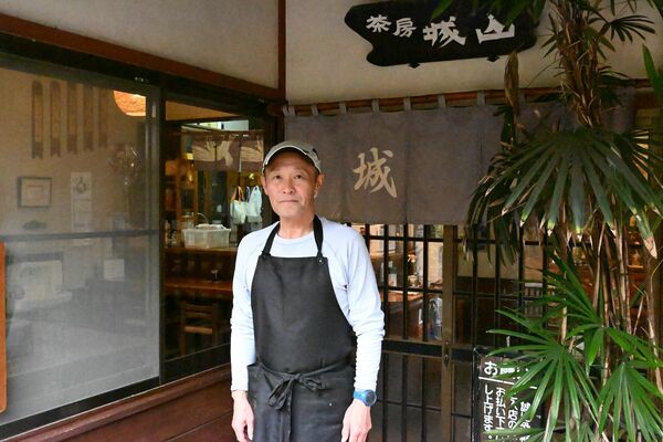 店頭に立つ店主の永山さん