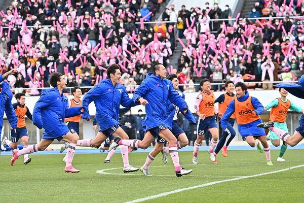 ＰＫ戦で勝利を決めて喜ぶ佐野日大イレブン＝東京都の駒沢陸上競技場