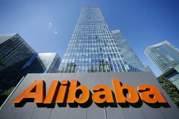 　アリババグループのビル前に掲げられたロゴ＝２０２２年６月、北京（共同）
